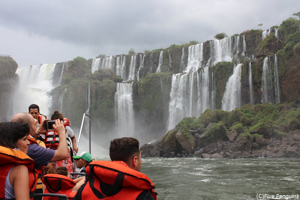 イグアス滝を展望台よりも近くで見られるボートツアー。人気です。