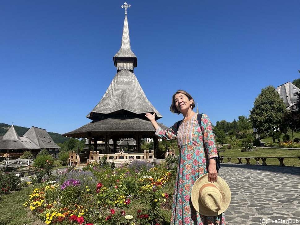 マラムレシュ最大級の木造建築群を有するブルサナ修道院は野草や花も美しい
