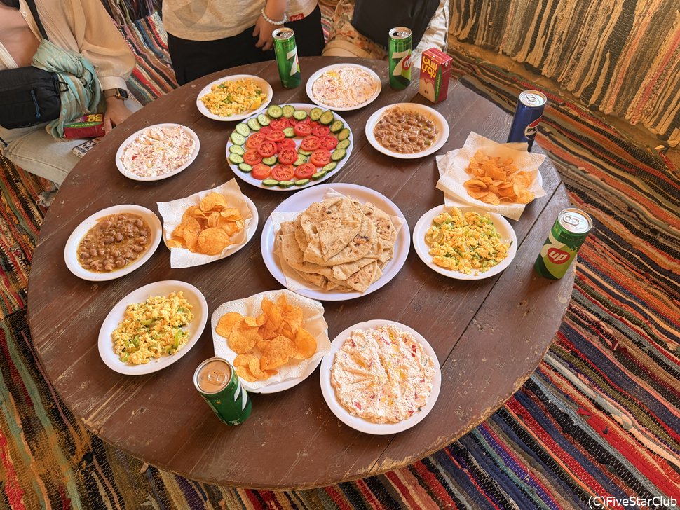 色とりどりの料理が食卓を彩ります