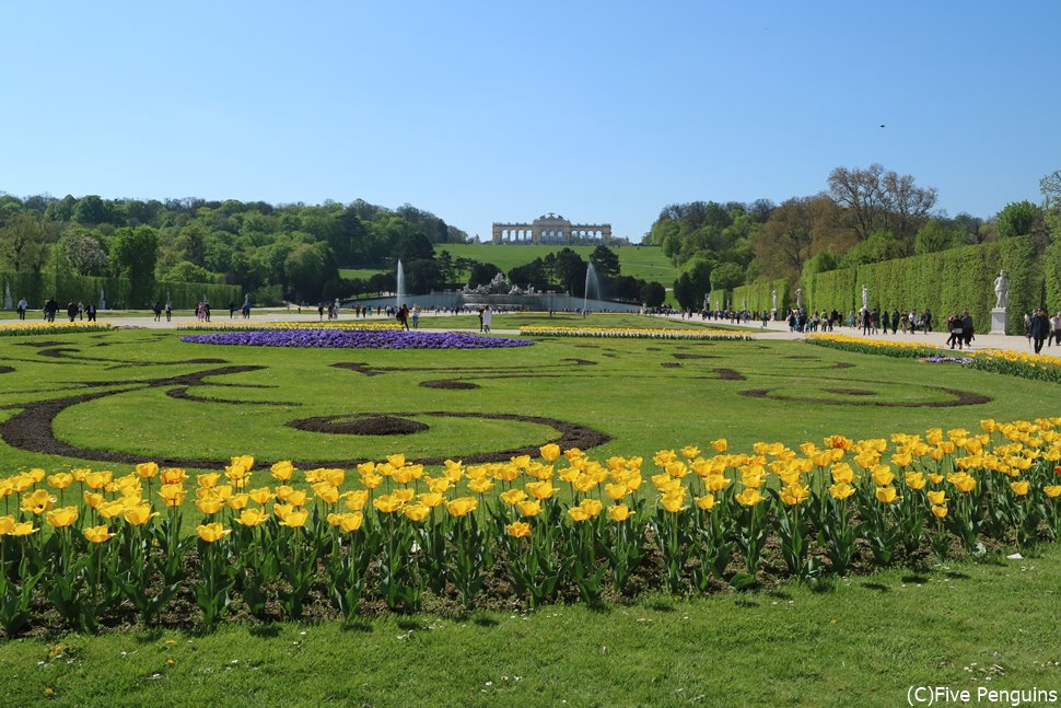 季節の花が鮮やかな庭園も見どころのひとつ