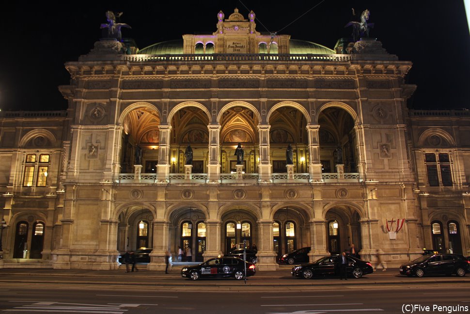 ライトアップ姿も美しいウィーン国立オペラ座