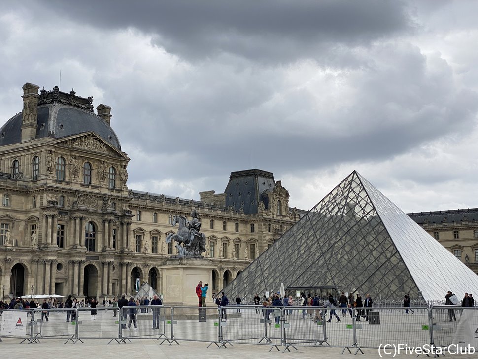 パリの旅行でルーブル美術館は外せないですよね～