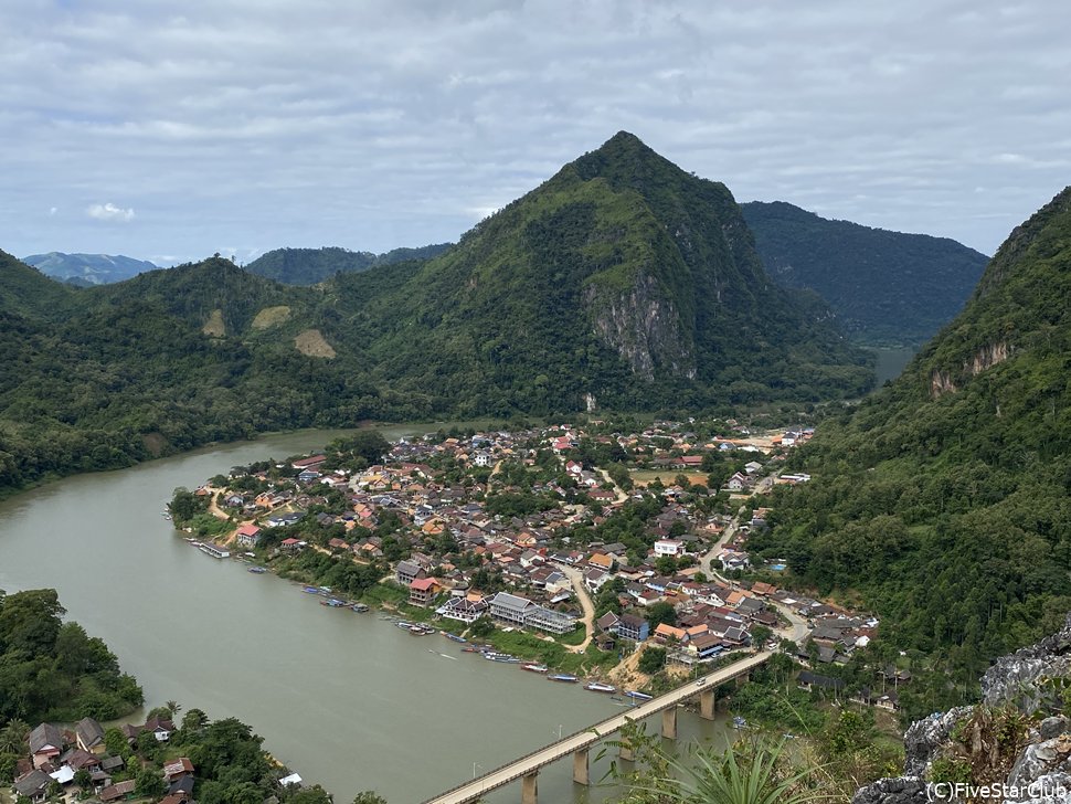 ビューポイントから見下ろすノーンキヤウの町