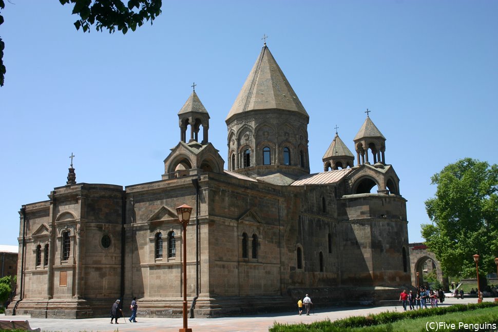 アルメニア正教の総本山で世界遺産のエチミアジン大聖堂