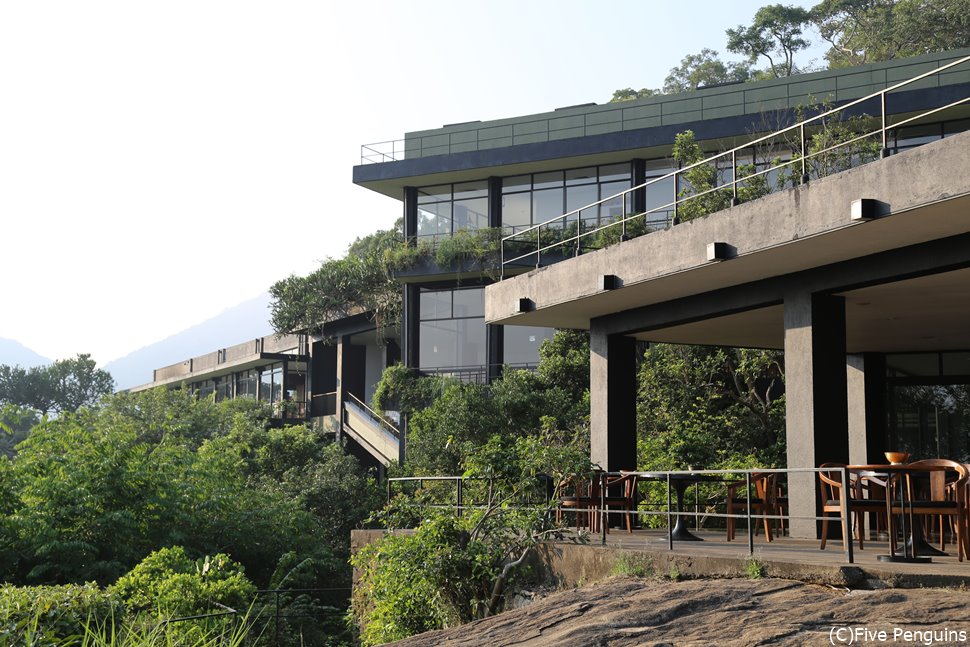 「ヘリタンス・カンダラマ」自然と融合したバワ建築の傑作