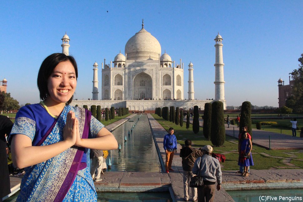これぞ女子旅 サリーを着てタージマハールを背景に写真撮影