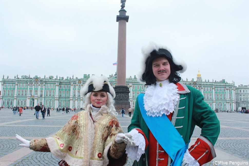 サンクトペテルブルクの宮殿広場の観光モデルさん