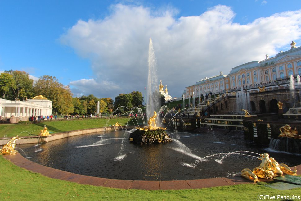 噴水と庭園と宮殿のアンサンブルが美しいペテルゴーフ噴水公園