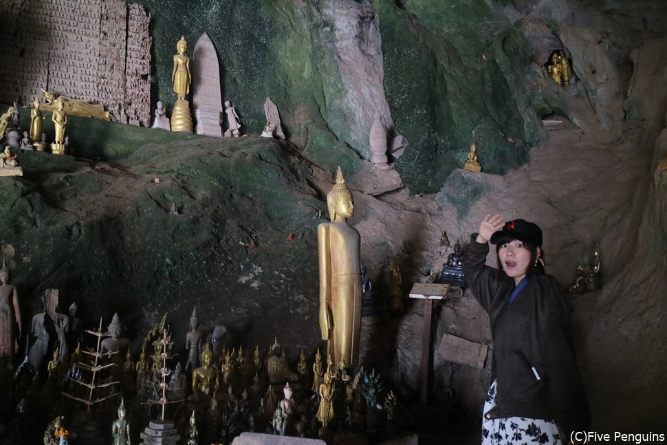 大小さまざまな仏像がいっぱい。洞窟のあちこちに鎮座します。