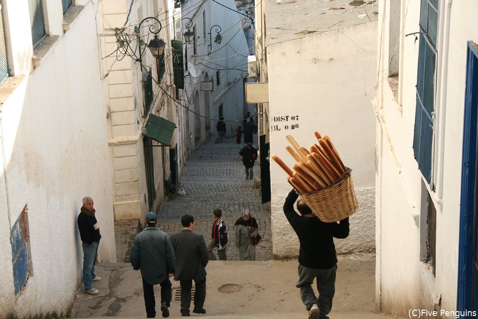 カスバの日常の風景。バゲットを運ぶ人