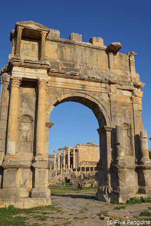 ジェミラ遺跡のカラカラ帝の凱旋門