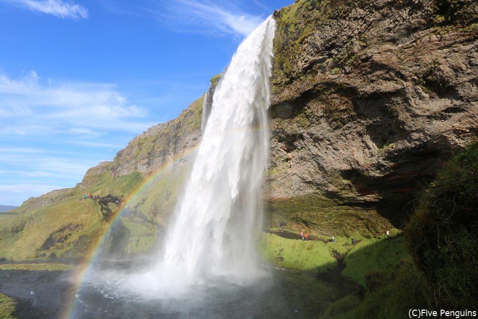 アイスランドのセリャラントスフォス滝は滝つぼの裏を歩けるんです。
