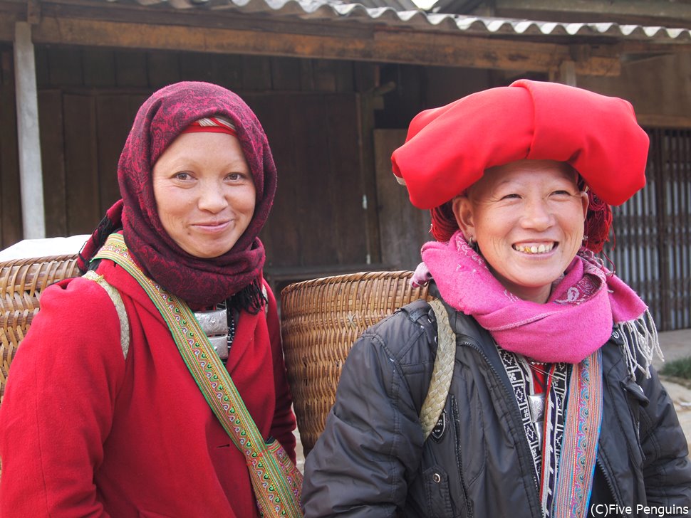 頭に巻いた赤い布が特徴的な赤ザオ族の女性。