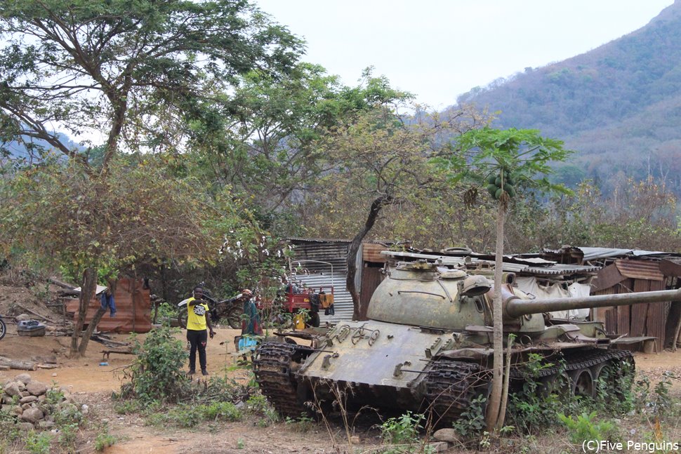 戦車が放置され、内戦の傷跡も見られる。ヌダラタンド近郊にて
