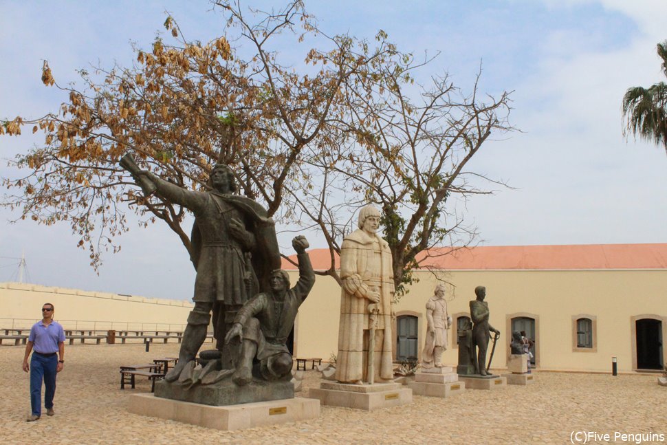 ルアンダの城塞に飾られた偉人の銅像
