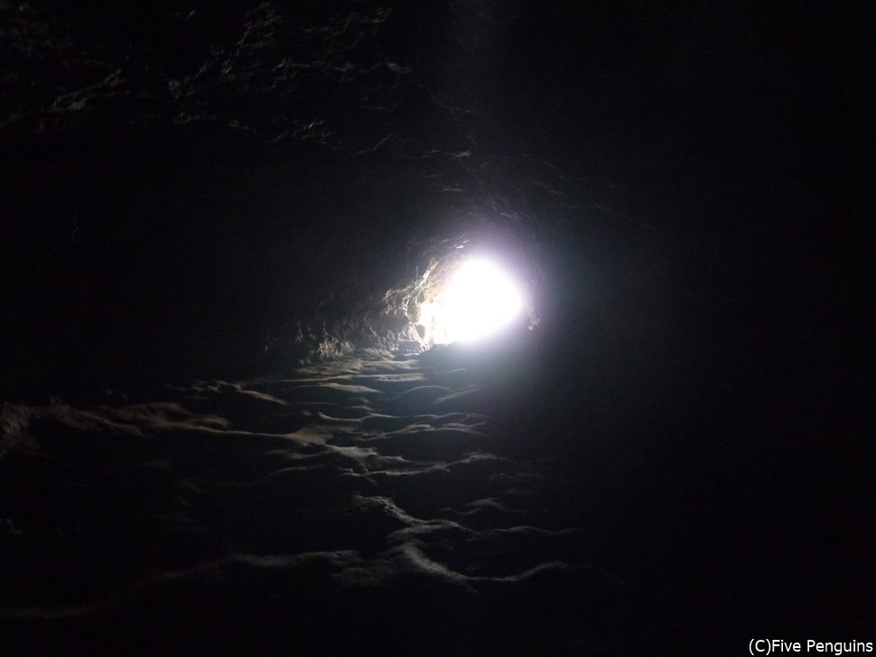 地元のガイドがいないと入りづらいアナカケンガ洞窟