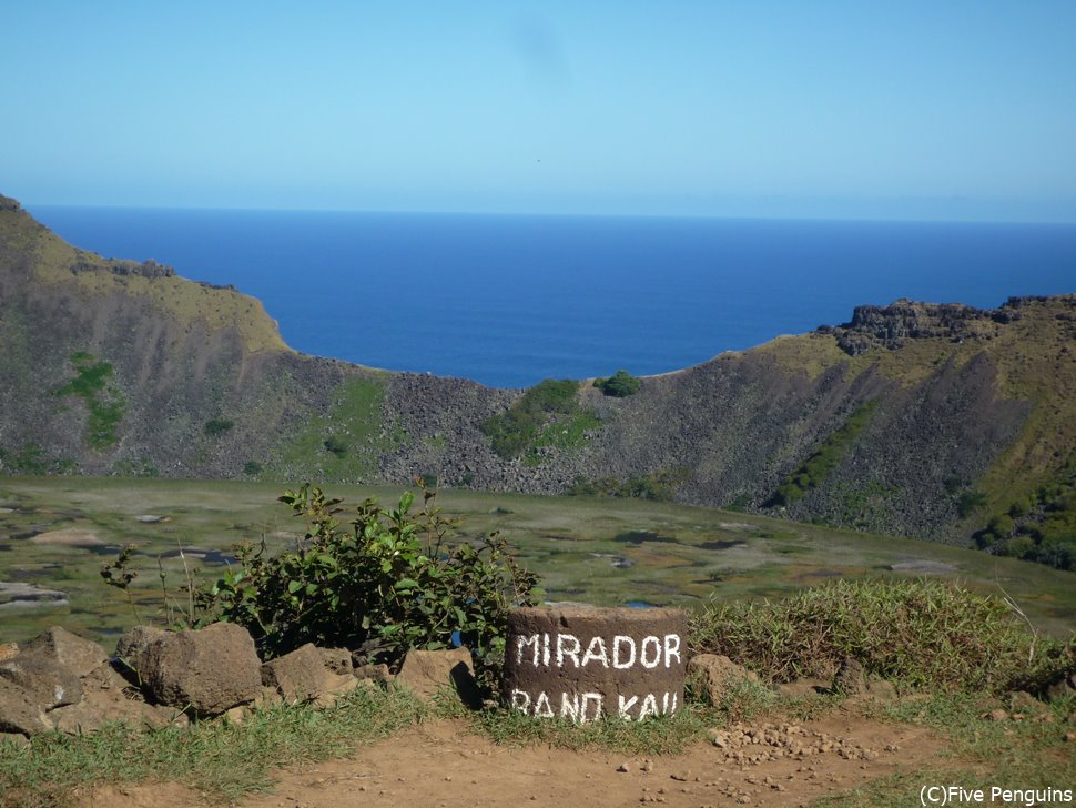 ラノカウ展望台から見える島内最大の貯水庫・カルデラ湖