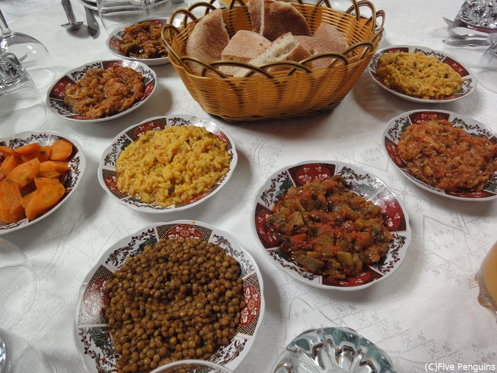 モロッコではヒヨコ豆や野菜類を使ったオードブルが豪華！