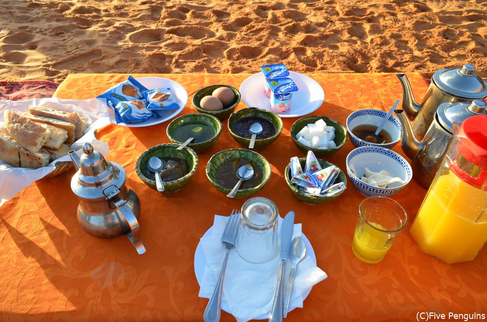 モロッコの朝食はとてもシンプル！ホブスにオイルや蜂蜜をつけると最高。