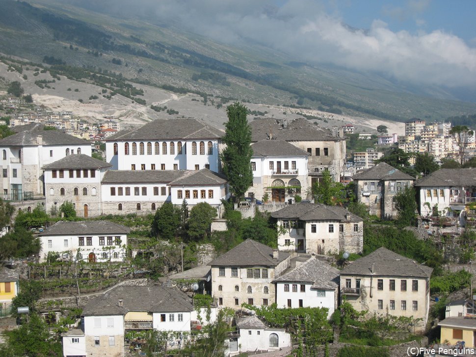 世界遺産のジロカストラの町は灰色の瓦屋根で不思議な街並み