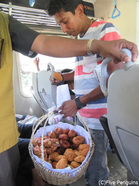 車内には軽食を販売する売り子さんがいます