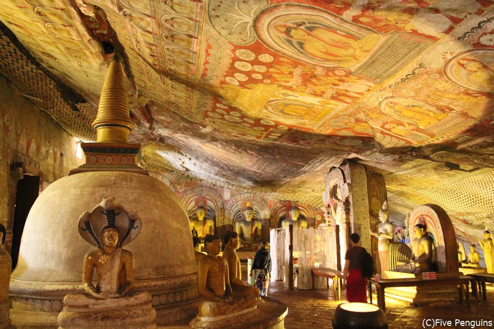 本殿内に置かれた数々の仏陀と神々
