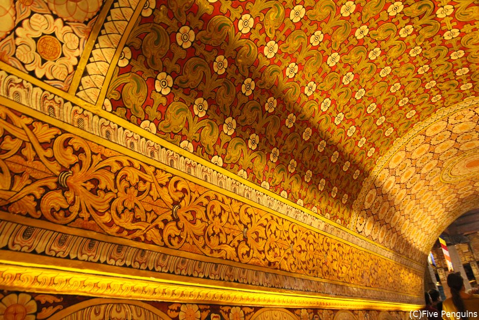 黄金の装飾が目を引く仏歯寺