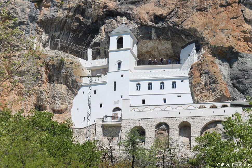 断崖絶壁にある秘境の聖地オストログ修道院