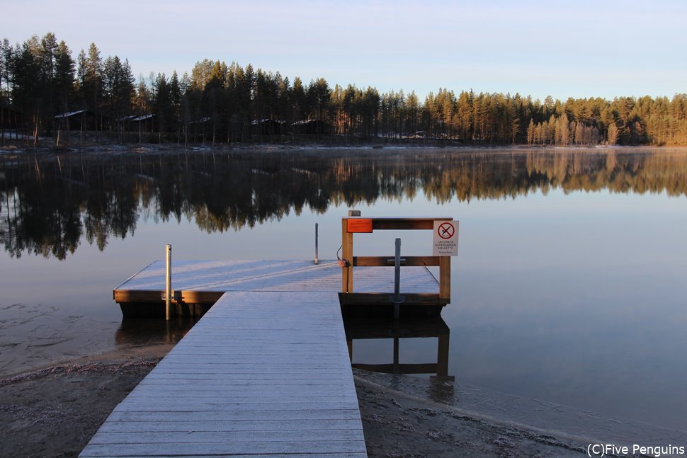 サウナのあとは広々とした湖にダイブ！これぞフィンランドスタイル。