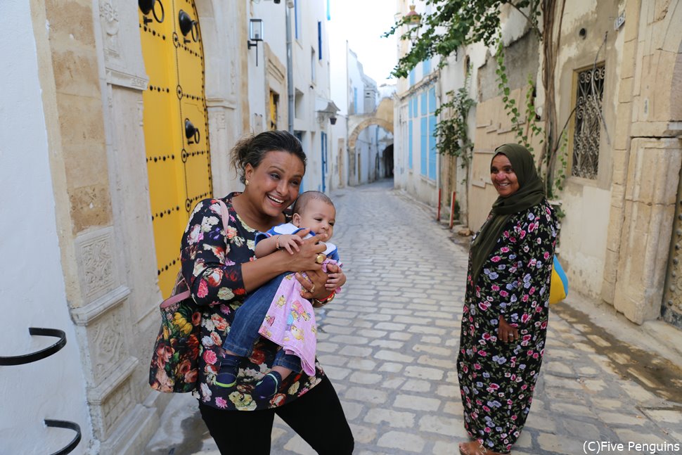 チュニジアで写真を撮ってチップと手を出す人は少ない