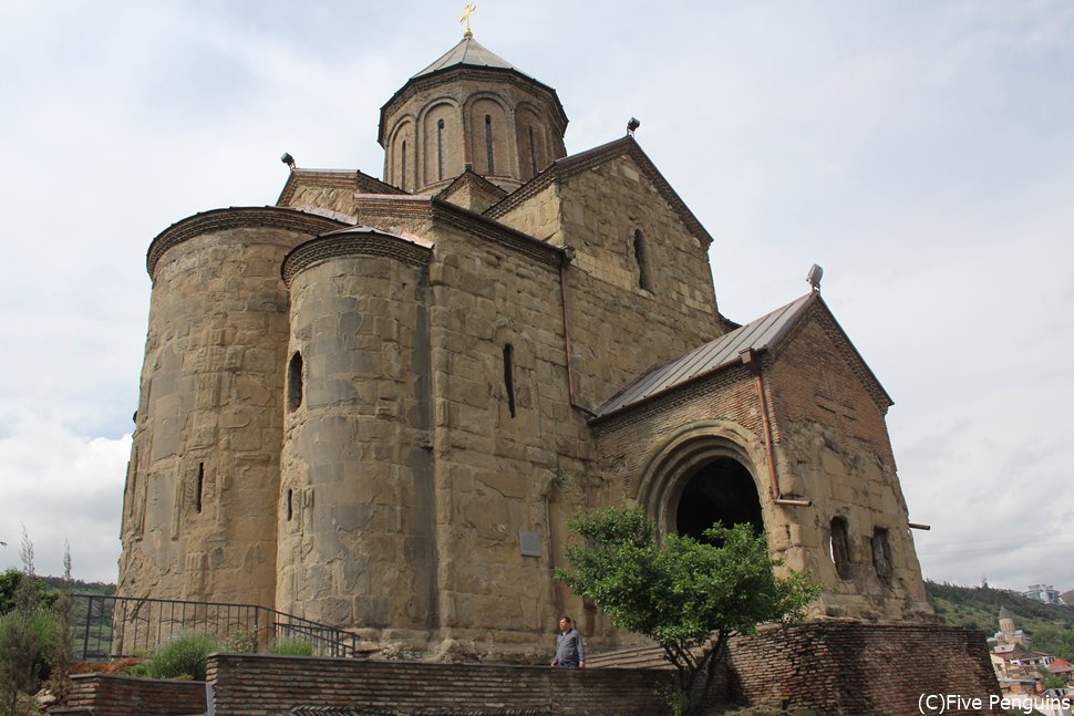 ジョージアにキリスト教を伝えたとされる、聖ニノの十字架があるシオニ大聖堂
