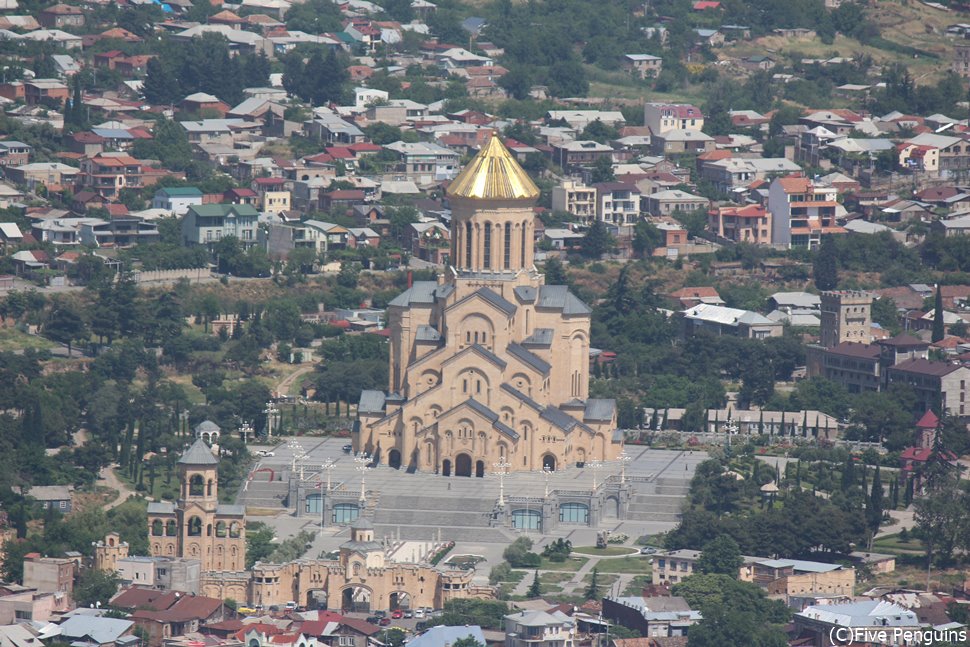 ムタツミンダ山から見たツミンダ・サメバ大聖堂