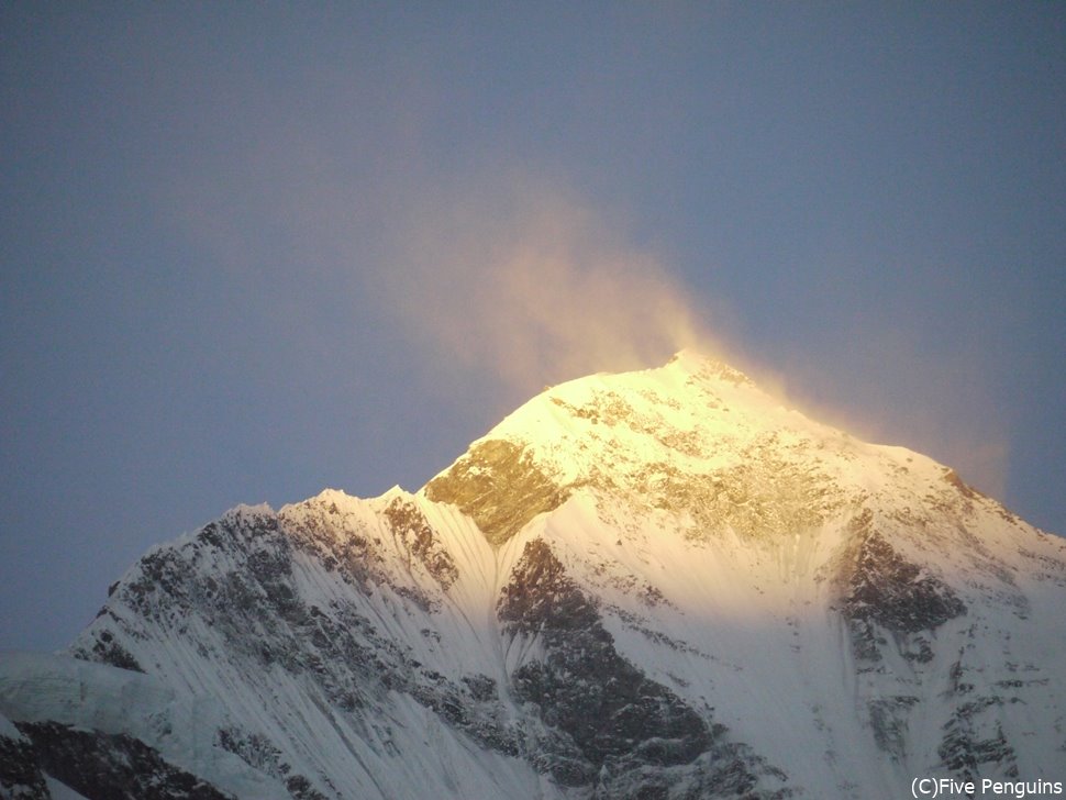 世界第七位の標高を誇る山、ダウラギリ(8167m)の日の出