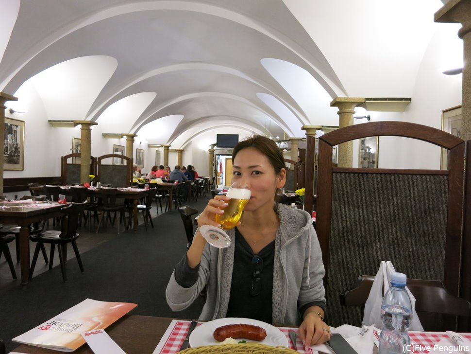 醸造所直営のレストランで出来立てビールをグイッと!