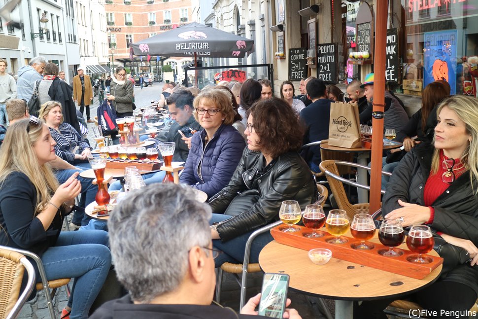 テラス席でベルギービールの飲み比べ