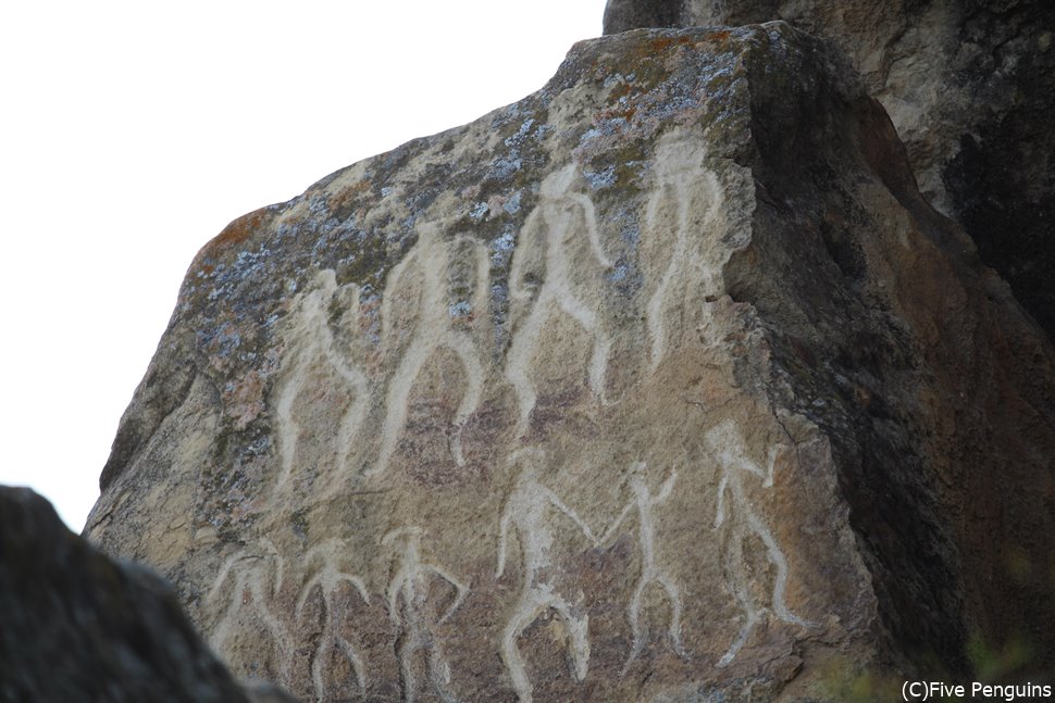 ゴブスタン遺跡(壁画)祭りの様子だろうか?想像するのも楽しみの1つです