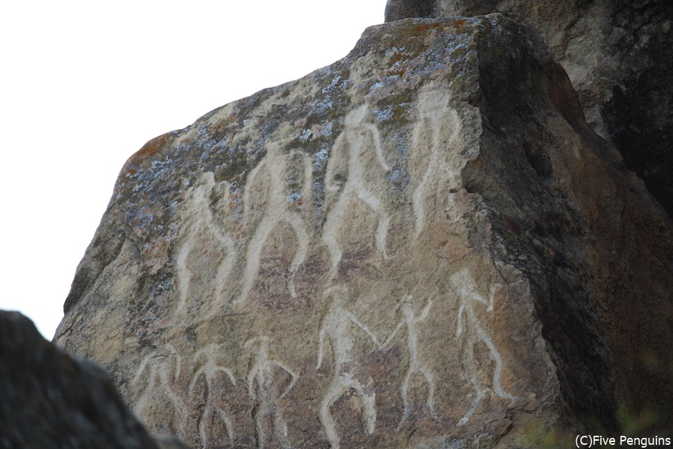 ゴブスタン遺跡（壁画）祭りの様子だろうか？想像するのも楽しみの１つです