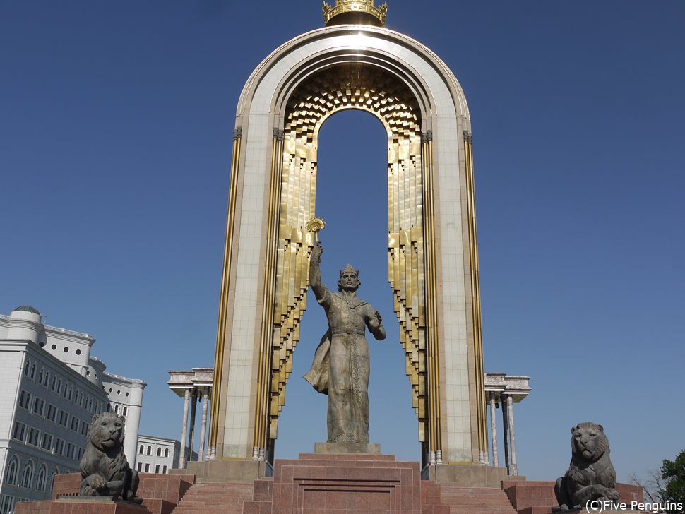 イスマイール・サーマーニー広場の巨大なイスマイール・サーマーニー像