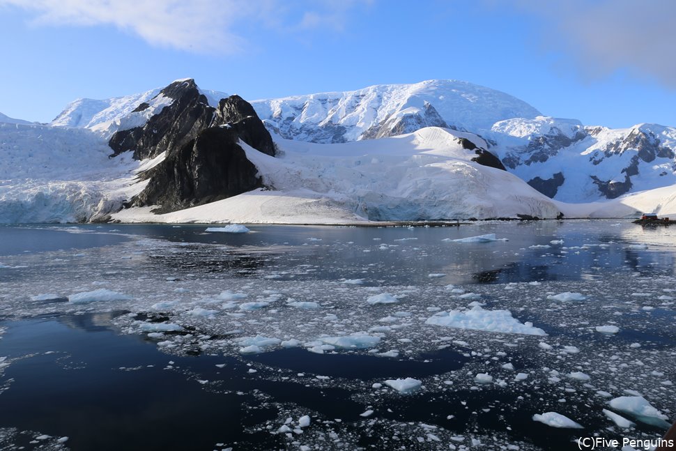 クルーズ船のデッキから眺められる南極の風景