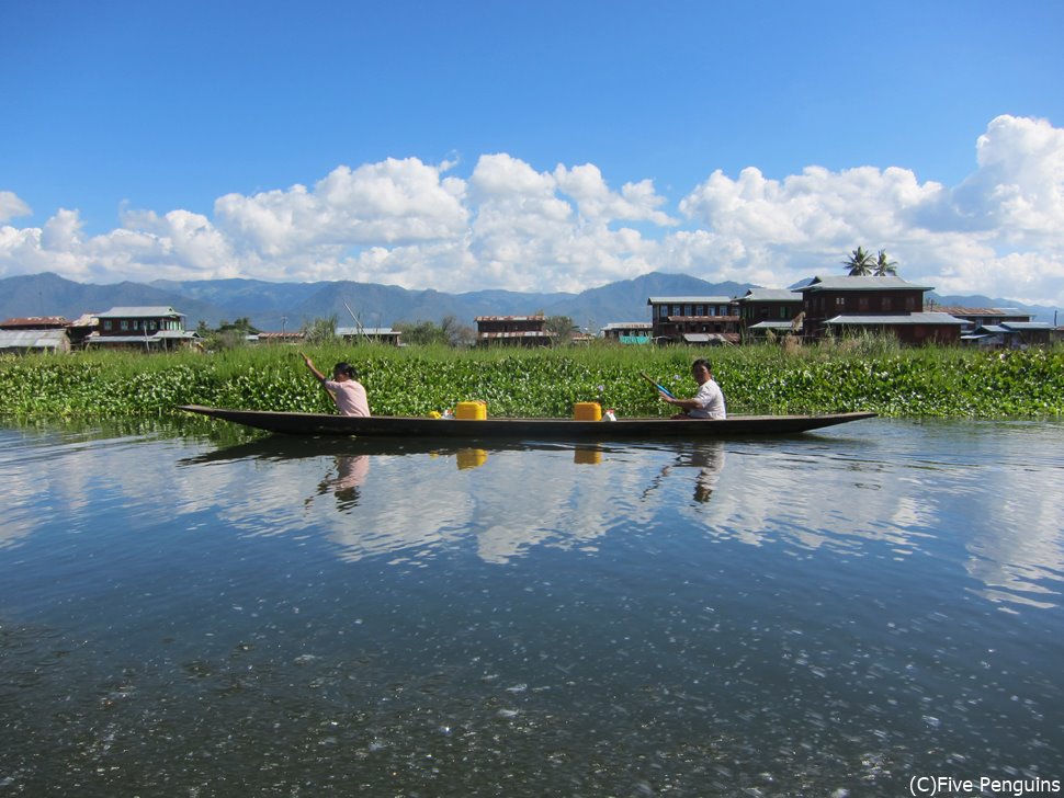 インレー湖にて。清々しいほどの青空!