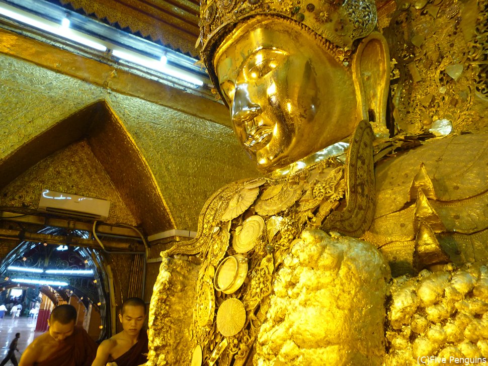 マハムニ・パゴダの仏像。