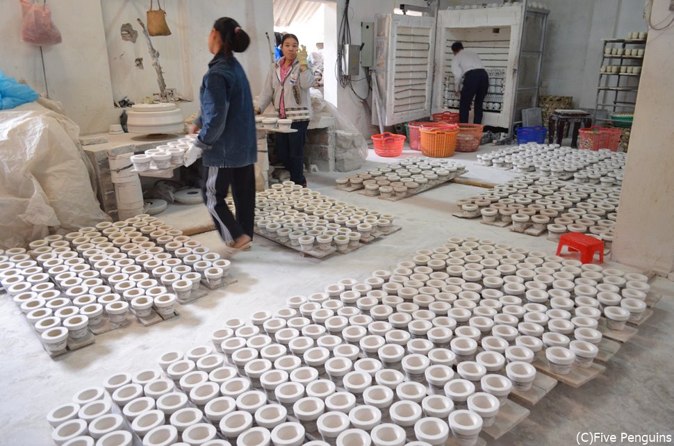 バチャン村の工房では家族総出で陶器作りです