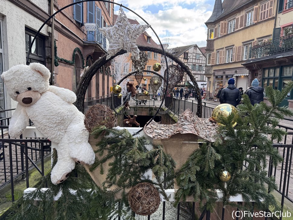 アルザス地方のクリスマスの飾り付きにベアーは必須