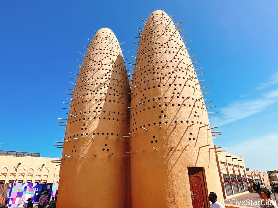 カタラモスクのユニークな建物