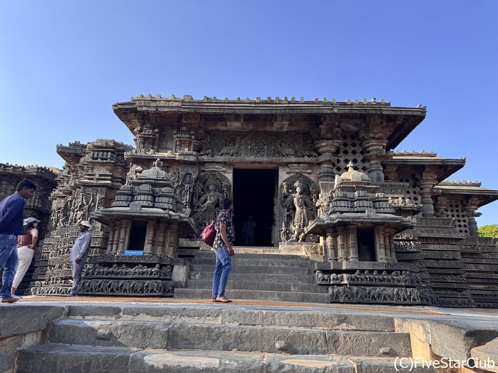 シヴァ神を祀るホイサラ朝の壮麗な寺院