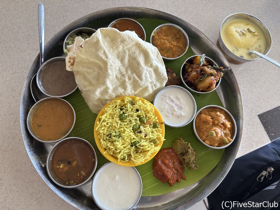 南インド料理・バナナの葉に料理を盛り付ける