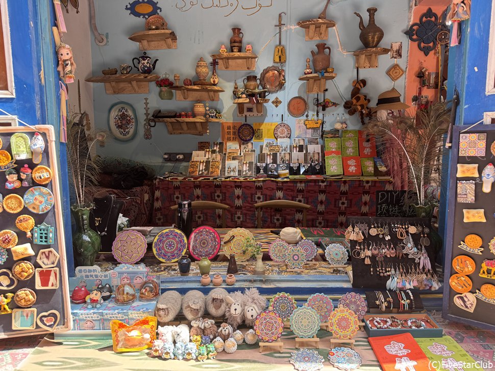 イスラム色の濃いお土産の並ぶ旧市街