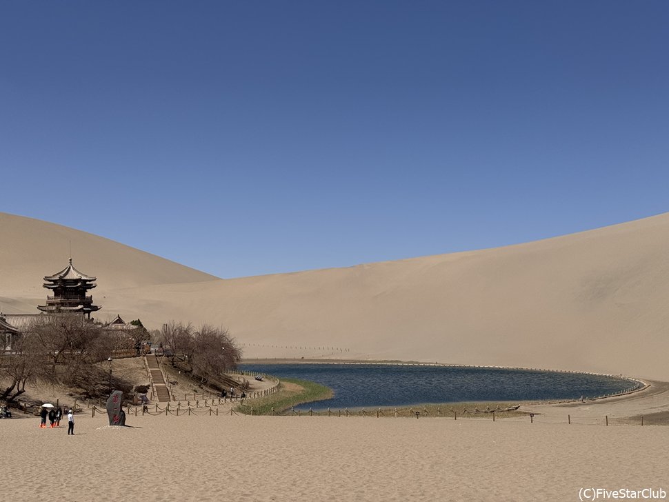 鳴沙山の中にあるオアシス月牙泉