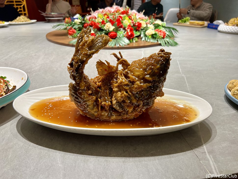 今にも動き出しそうな魚の甘酢あんかけ糖醋魚