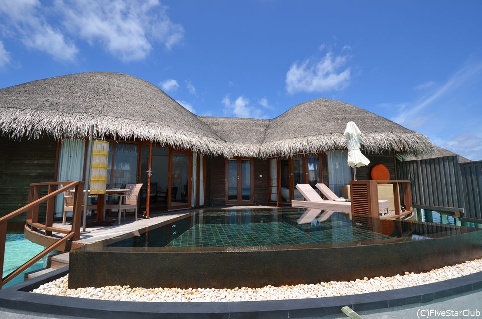 水上ヴィラは100平米!大きなサンデッキとプライベートプール付き♪